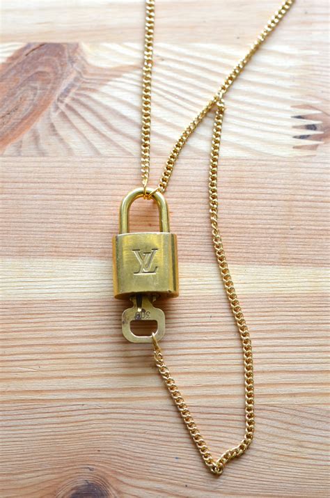 Unlocking the LV padlock without key : r/Louisvuitton 